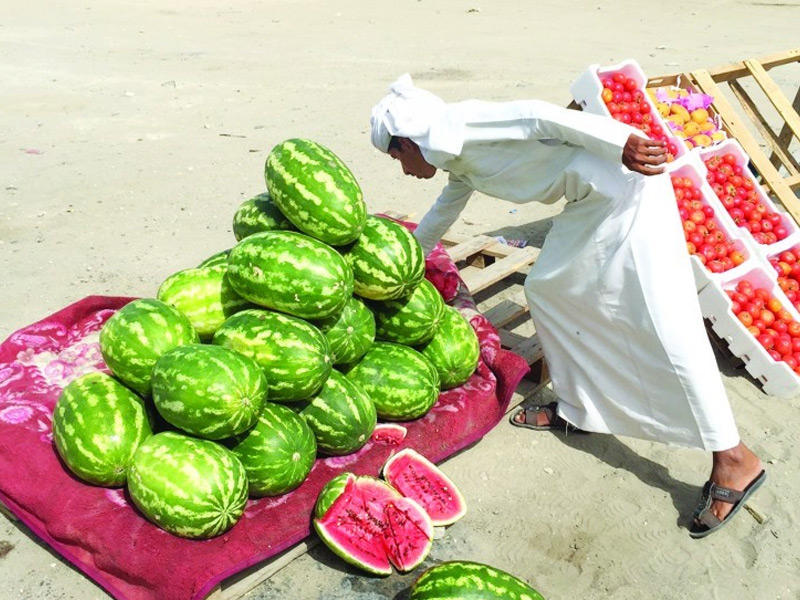 احد الباعة الجائلين بطريق السالمي 