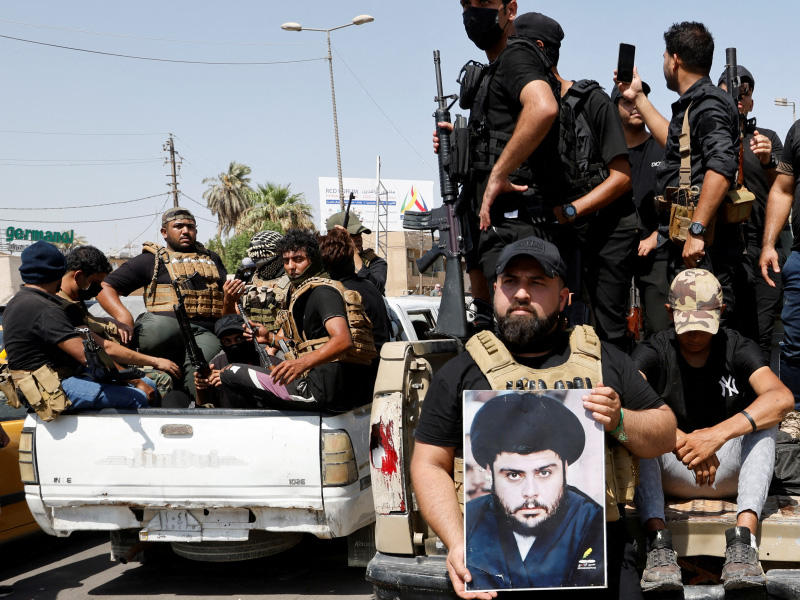 خروج أنصار الصدر من المنطقة الخضراء (رويترز)