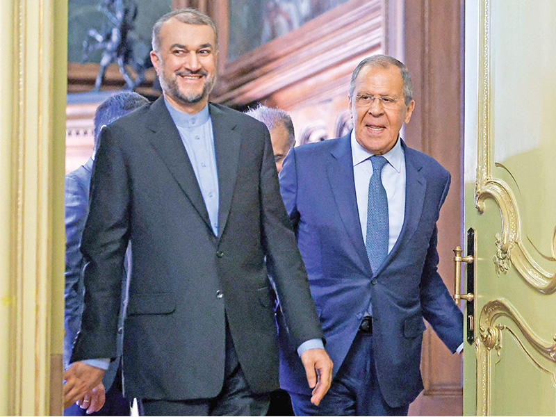 لافروف مستقبلاً عبداللهيان في موسكو (أ ف ب)