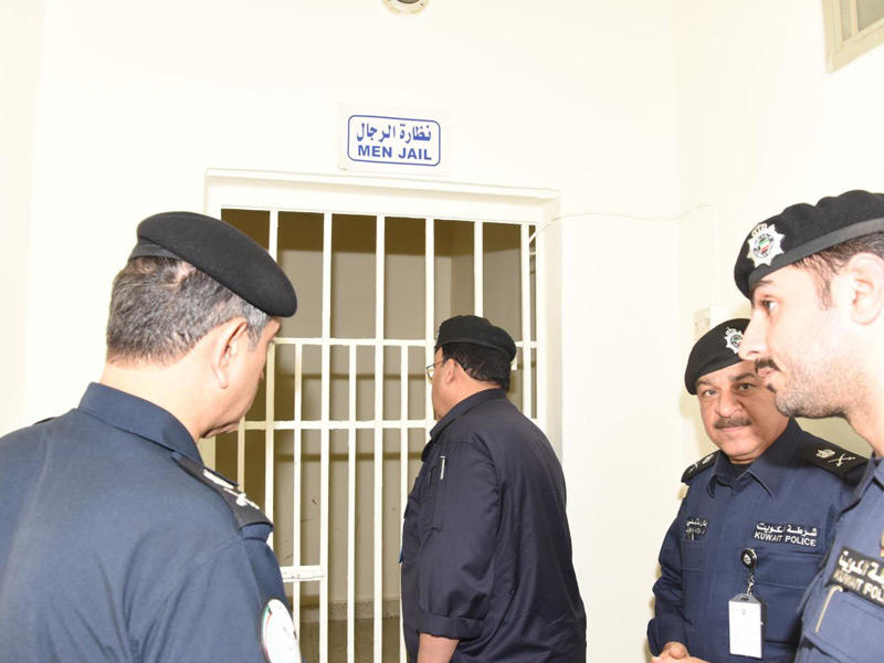  وكيل وزارة الداخلية الفريق أنور البرجس خلال تفقده نظارة أحد المخافر