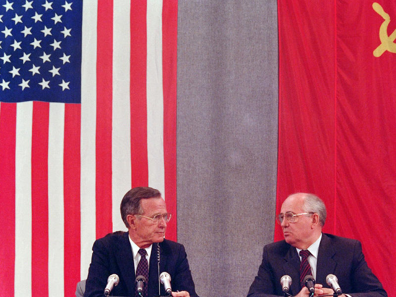 غورباتشوف وجورج بوش في موسكو عام 1991 (أ ف ب)
