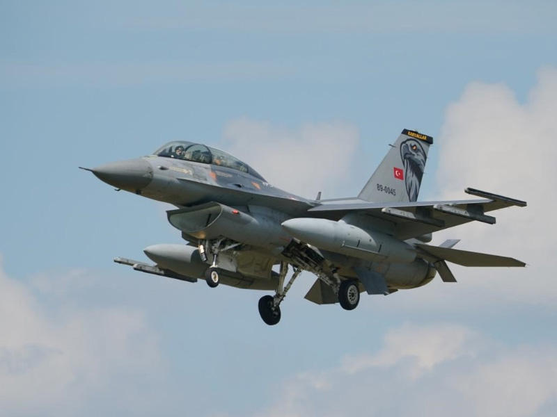 احد الطائرات التركية بمنظومتها للدفاع الجوي S300