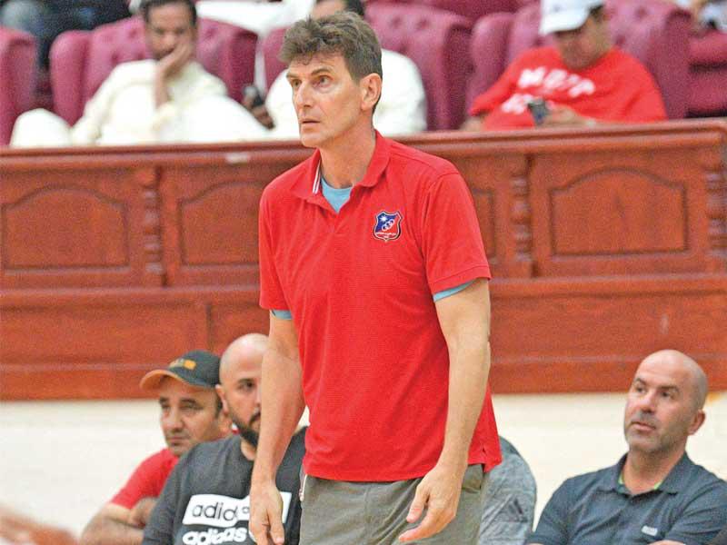 مدرب نادي الكويت للسلة الألماني بيتر شومرز