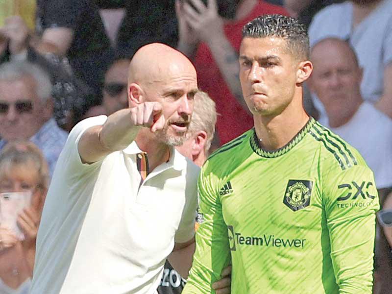 المدرب الهولندي إريك تن هاغ يوجه التعليمات لكرستيانو رونالدو خلال مباراة سابقة 