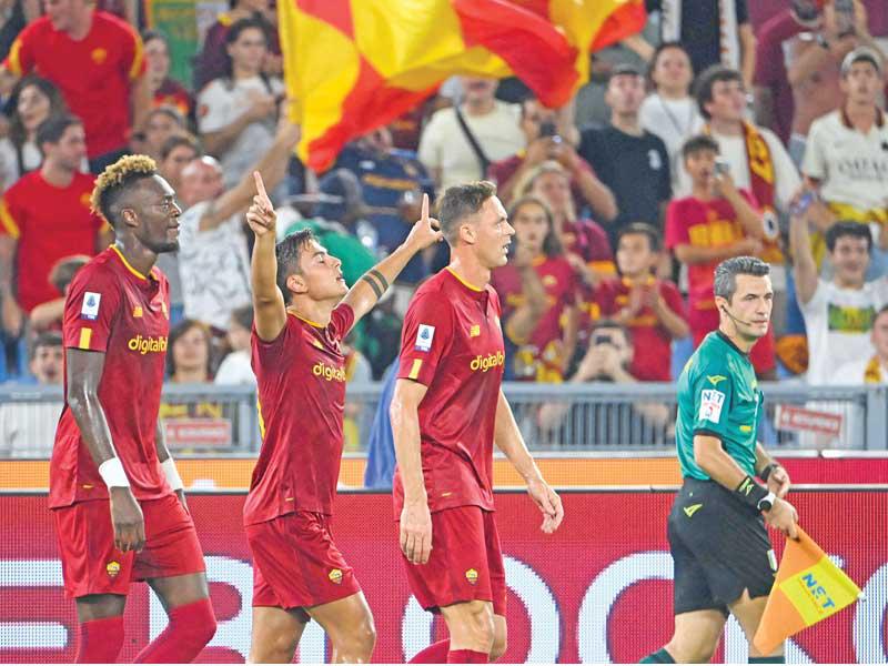 ديبالا نجم روما يحتفل بعد إحراز الهدف الأول