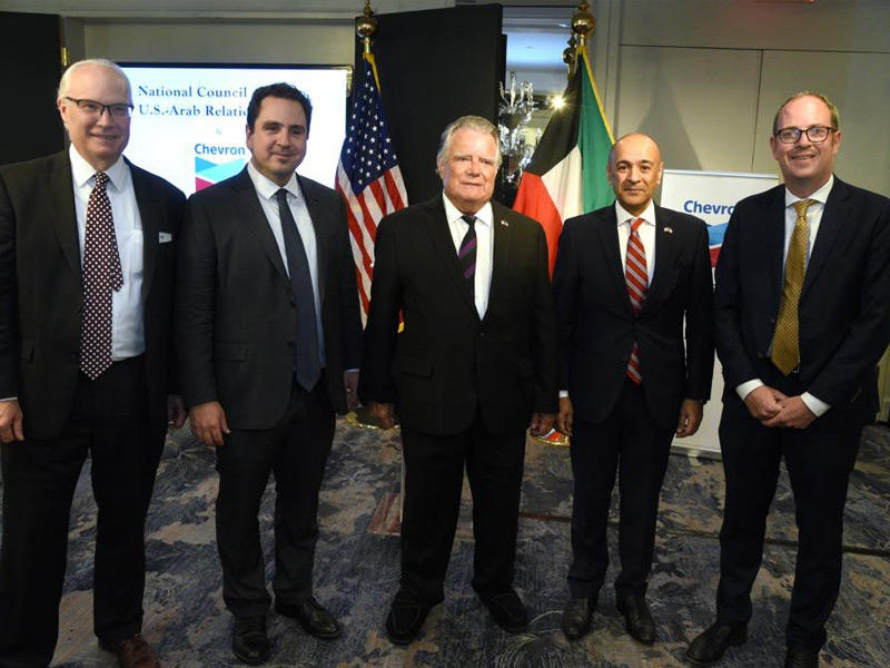 نائب مساعد وزير الدفاع الأميركي لشؤون الأمن الدولي ايلان غولدنبرغ  والسفير جاسم البديوي يتوسطان المشاركين في الحفل