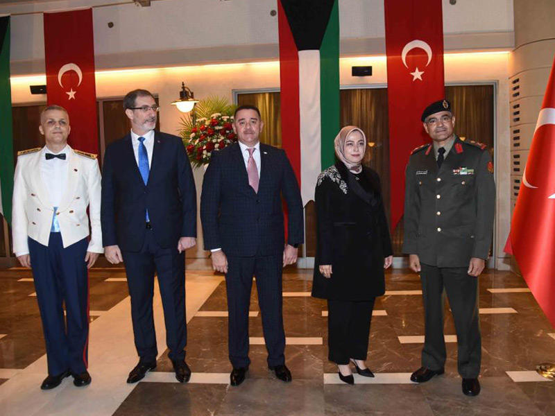 اللواء الركن محمد العنزي والسفيرة التركية الجديدة ومسؤولون في السفارة خلال الحفل