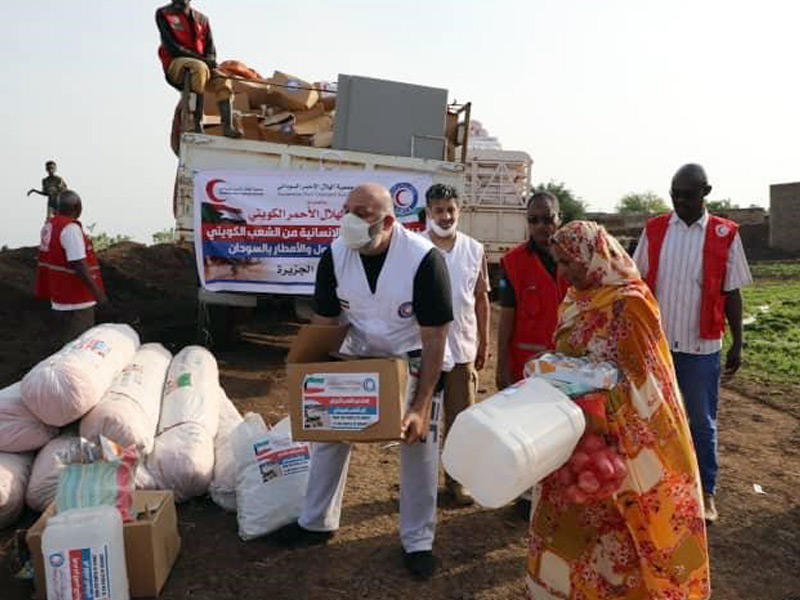 جانب من توزيع المساعدات