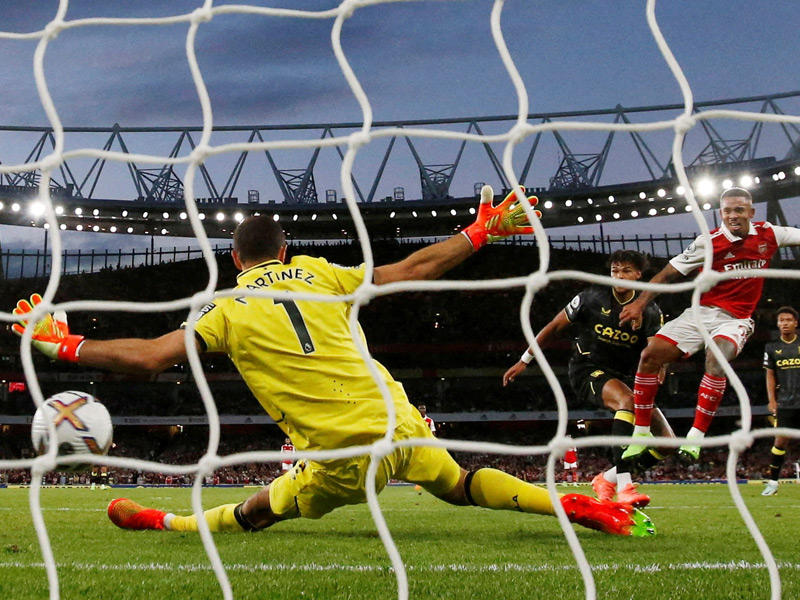 غابريال جيزوس نجم أرسنال يحرز الهدف الأول