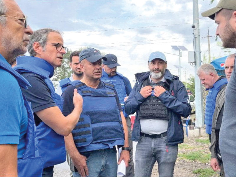 غروسي وفريقه لدى وصولهم إلى محطة زابوروجيا النووية أمس (رويترز)