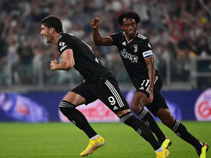 فلاهوفيتش نجم يوفنتوس يحتفل بهدفه في مرمى سبيتسيا