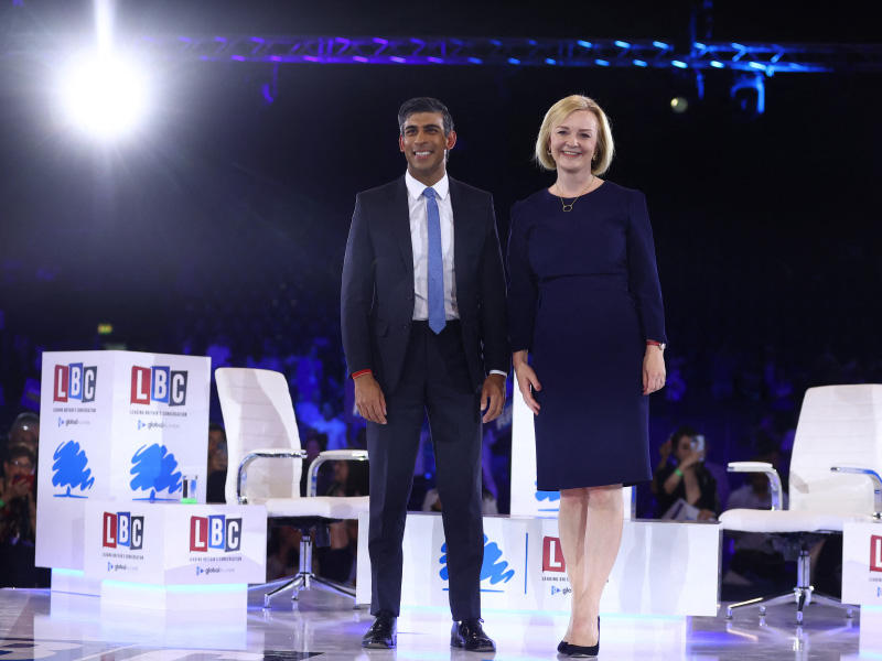 تراس وسوناك قبل بدء مناظرتهما في لندن (رويترز)