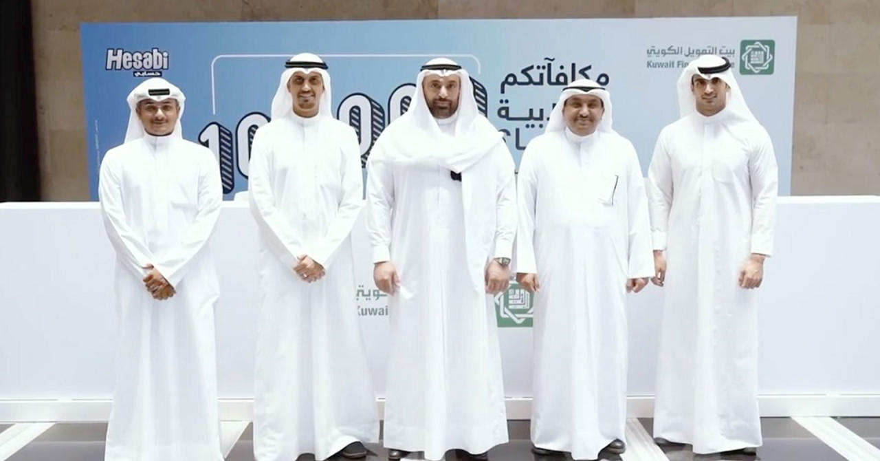 مدير جامعة الكويت د يوسف الرومي وممثلو بيتك في معرض الفرص الدراسية