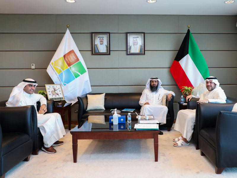 رئيس مجلس الإدارة المدير العام للهيئة العامة للبيئة الشيخ عبدالله الأحمد مستقبلاً رئيس جمعية المهندسين المهندس فيصل العتل وأمين سر الجمعية المهندس فهد العتيبي