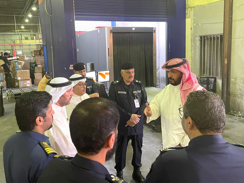 الخالد خلال تفقده مطار الكويت ومبنى الشحن الجوي 