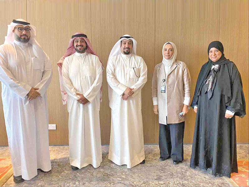 الوكيلة المساعدة للشؤون الإدارية والتطوير الإداري بوزارة التربية رجاء بوعركي تتوسط وفد جمعية المعلمين