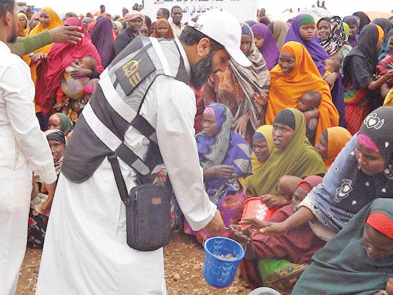 توزيع المساعدات الإنسانية العاجلة للمتضررين من المجاعة والجفاف في الصومال