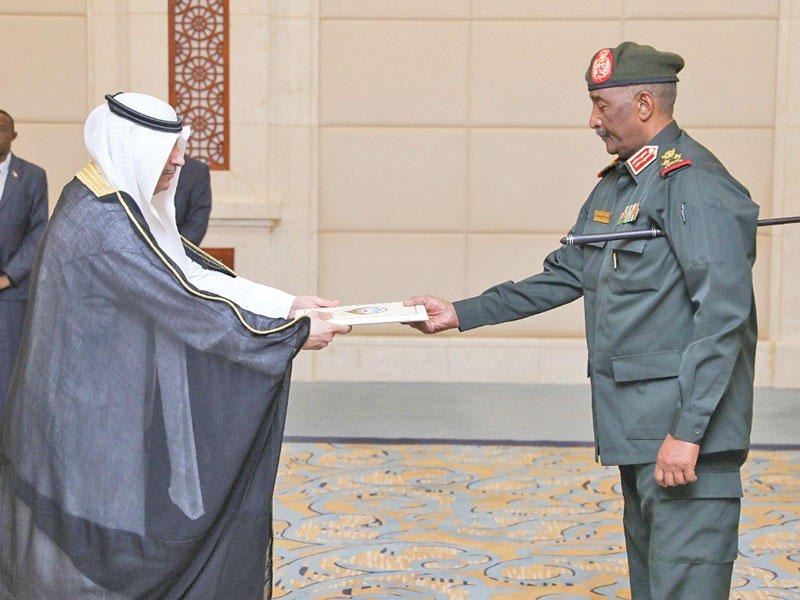 سفير دولة الكويت لدى السودان الدكتور فهد الظفيري يقدم أوراق اعتماده لرئيس مجلس السيادة الانتقالي الفريق عبد الفتاح البرهان