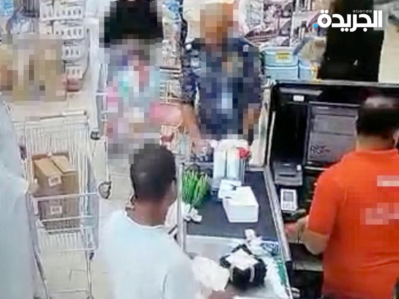 العسكري خلال وجوده في السوق المركزي