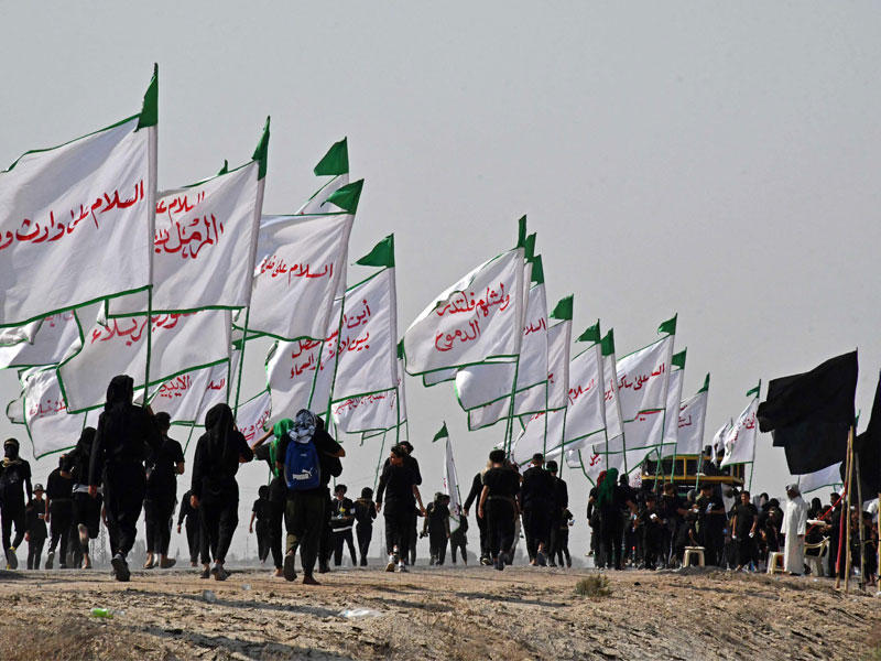 مواكب «الأربعينية» من ذي قار (جنوب) إلى كربلاء أمس (أ ف ب)