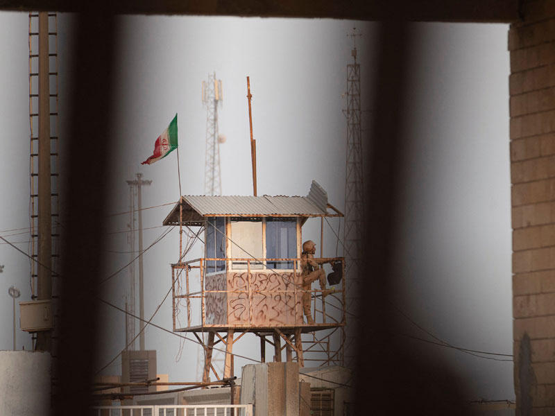 جندي إيراني على معبر الشلامجة على الحدود مع جنوب العراق (أ ف ب)