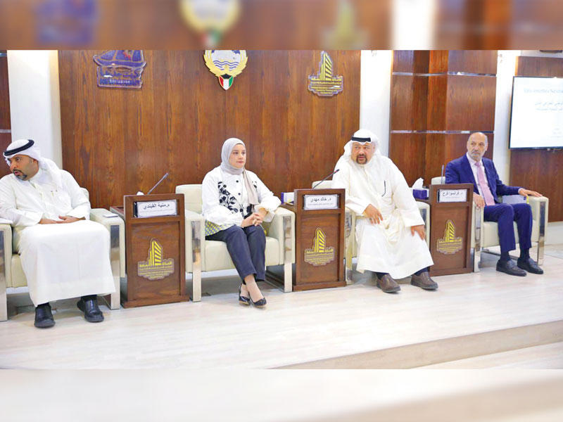 مهدي متوسطاً الحضور