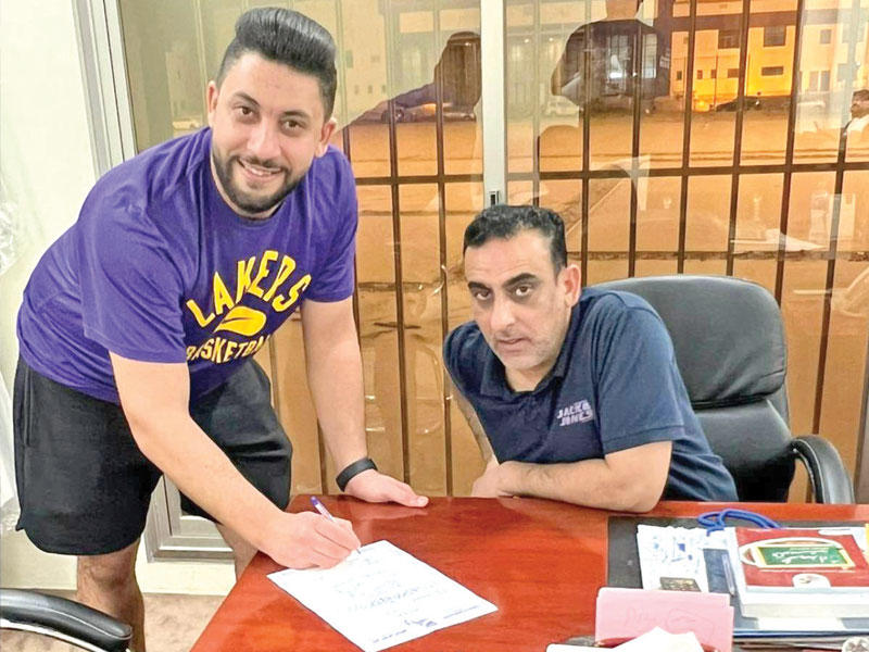 جانب من توقيع العقد