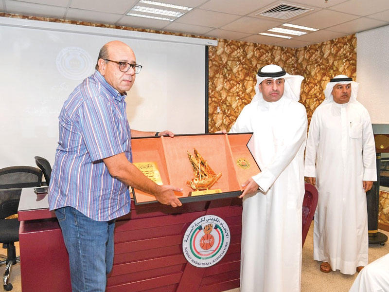 العنزي يسلم التلاتلي درعاً تذكارية