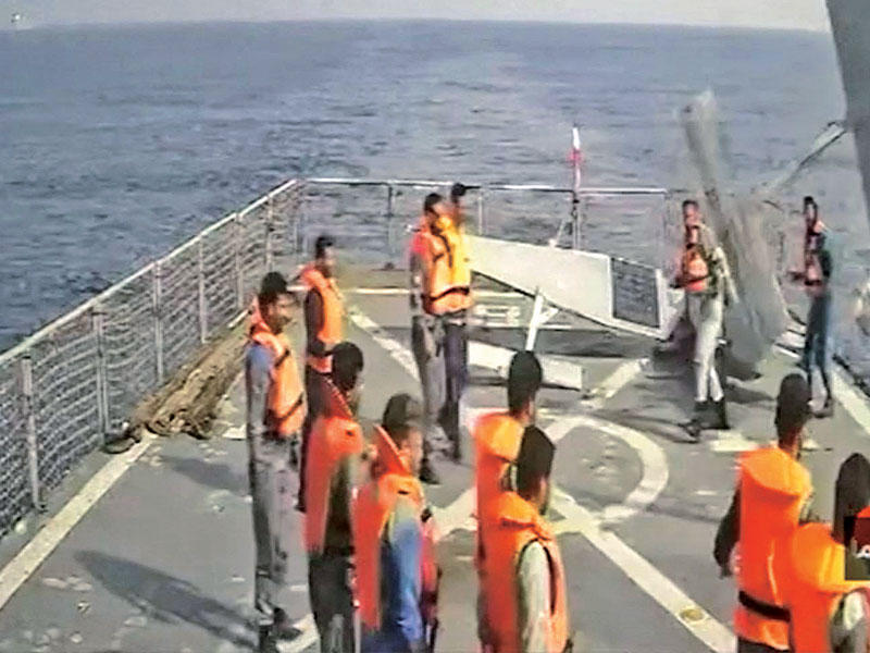 صورة تُظهر عناصر «الحرس الثوري» خلال احتجازها قطعتين مسيّرتين للبحرية الأميركية في البحر الأحمر قبل إطلاقها بوقت وجيز الخميس الماضي (أ ف ب)