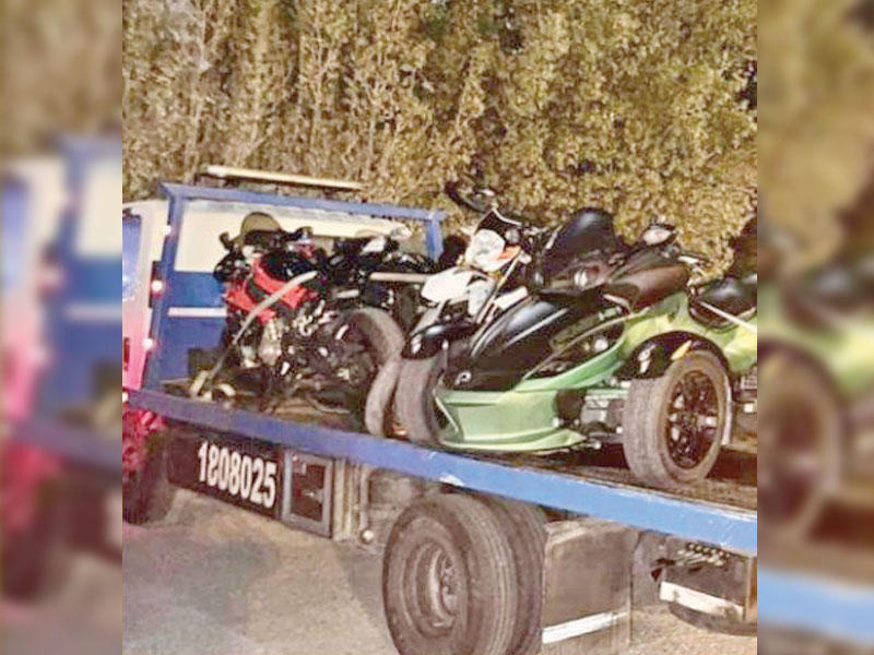 دراجات نارية إلى كراج الحجز