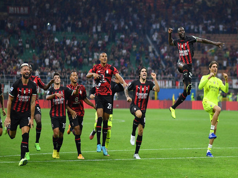 فرحة لاعبي ميلان بعد الفوز بمباراة الديربي