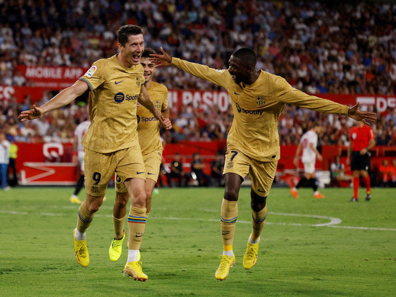 ليفاندوفسكي نجم برشلونة يحتفل بهدفه