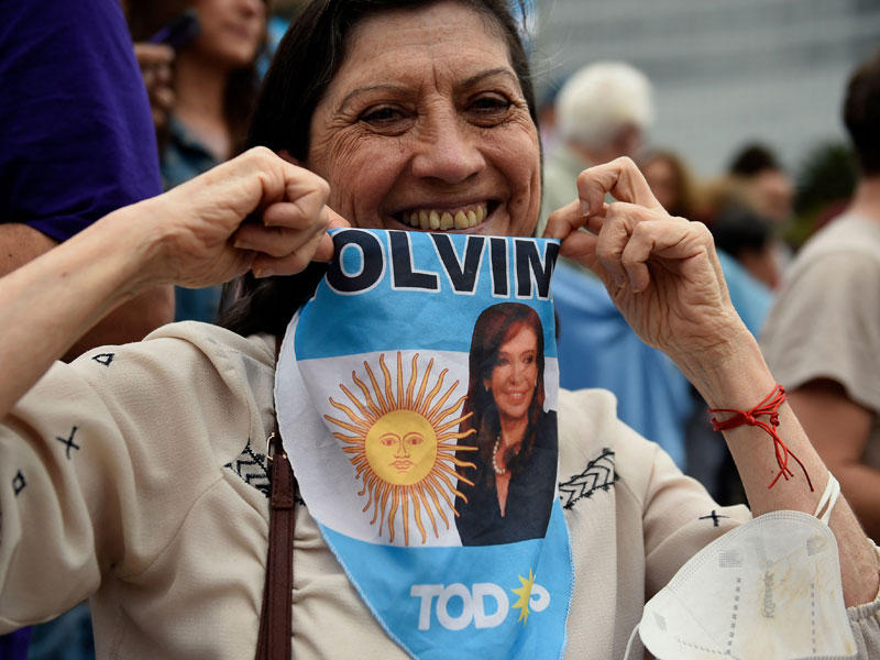 أرجنتينية مقيمة بالمكسيك خلال وقفة تضامنية مع كيرشنر في مكسيكو سيتي (أ ف ب)