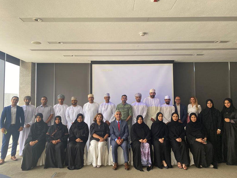 رئيسة الرابطة الكويتية لهشاشة العظام د. نادية العلي ونائب رئيس الرابطة د. ثامر العيسى يتوسطان الأطباء في سلطنة عمان