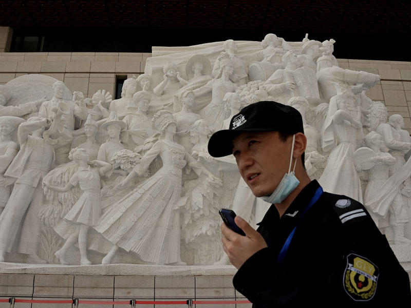 حارس أمني أمام متحف الحزب الشيوعي في بكين أمس