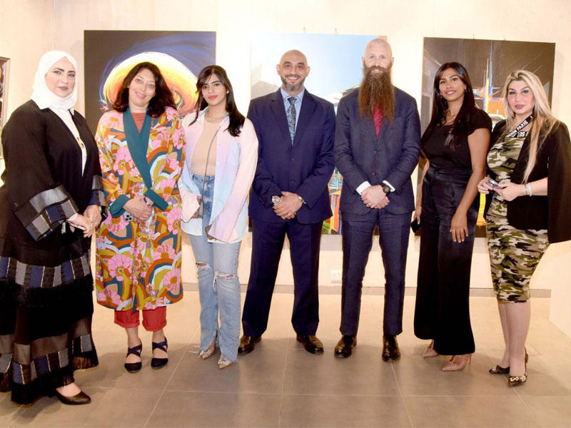 هولتسنايد وواتكينز أثناء زيارتهما لمعرض الفن حياة