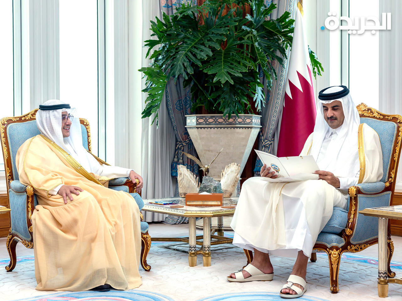 مبعوث سمو الأمير يسلم رسالة جوابية من سمو نائب الأمير إلى أمير قطر