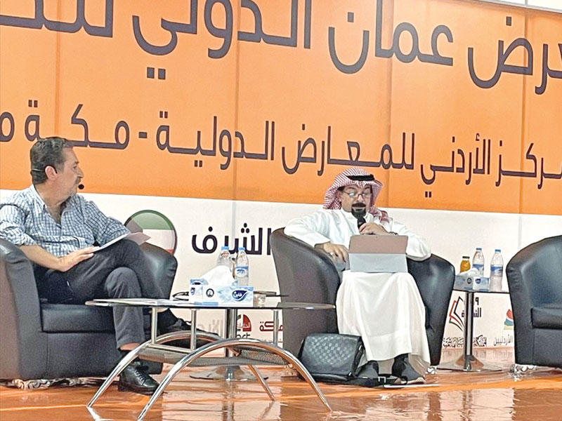  الناقد فهد الهندال متحدثاً خلال الندوة عن الفهد معرض عمان الدولي للكتاب 