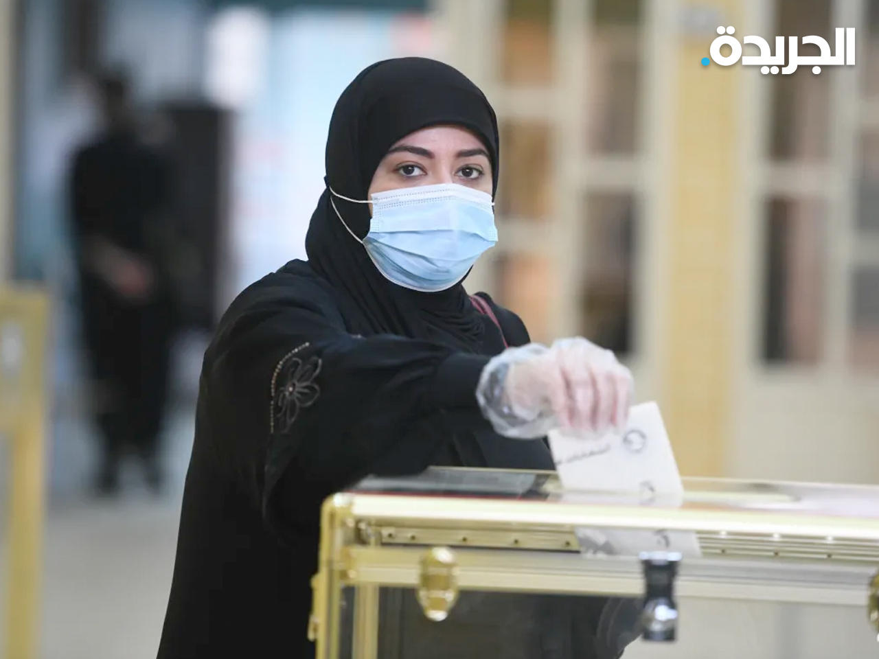 مواطنة تدلي بصوتها في انتخابات مجلس الأمة 2020 - أرشيف