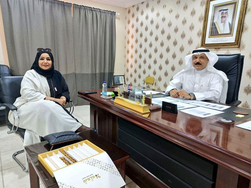 مديرة إدارة الشؤون التعليمية بالإنابة، أنوار الموسى خلال زيارتها للشؤون التعليمية في منطقة مبارك الكبير