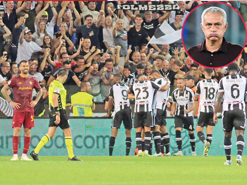 فرحة لاعبي أودينيزي بعد إحراز الهدف الرابع وفي الاطار المدير الفني لروما جوزيه مورينيو