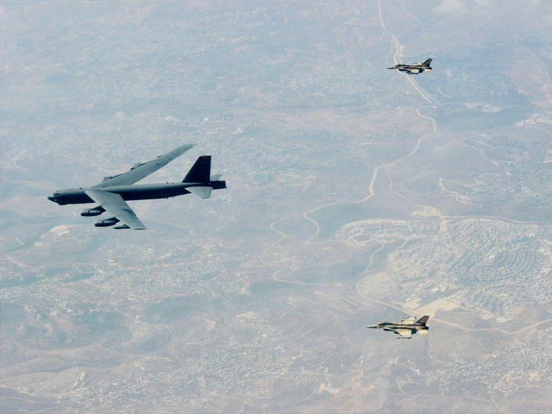 مقاتلتان إسرائيليتان ترافقان إحدى القاذفتين الأميركيتين فوق الأجواء الإسرائيلية