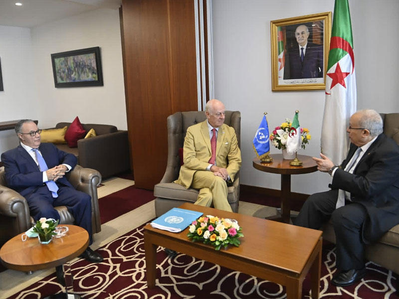 وزير الخارجية الجزائري رمطان لعمامرة مع للأمين العام للأمم المتحدة إلى الصحراء الغربية ستافان دي ميستوراn
