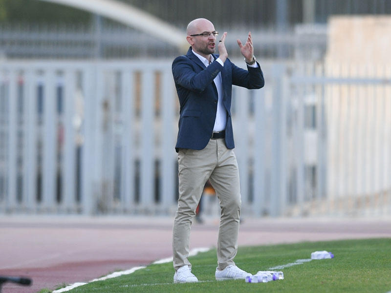 مدرب الفريق الأول لكرة القدم بنادي كاظمة الصربي زيلكو ماركوف