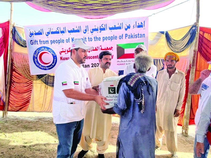 جانب من توزيع المساعدات الإغاثية على متضرري الفيضانات في باكستان