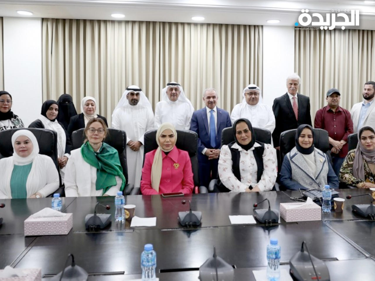 اشتية مستقبلاً الوفد الكويتي في رام الله