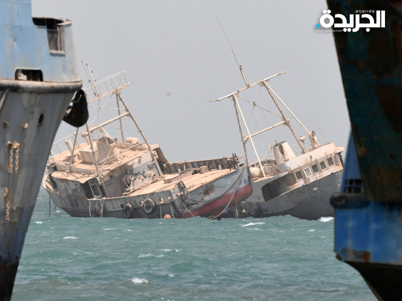 سفن ترسو على الشاطئ