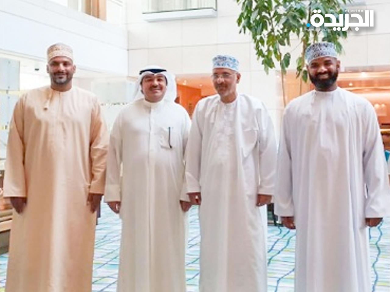 رئيس النادي العربي الرياضي عبدالعزيز عاشور مع بعثة نادي السيب