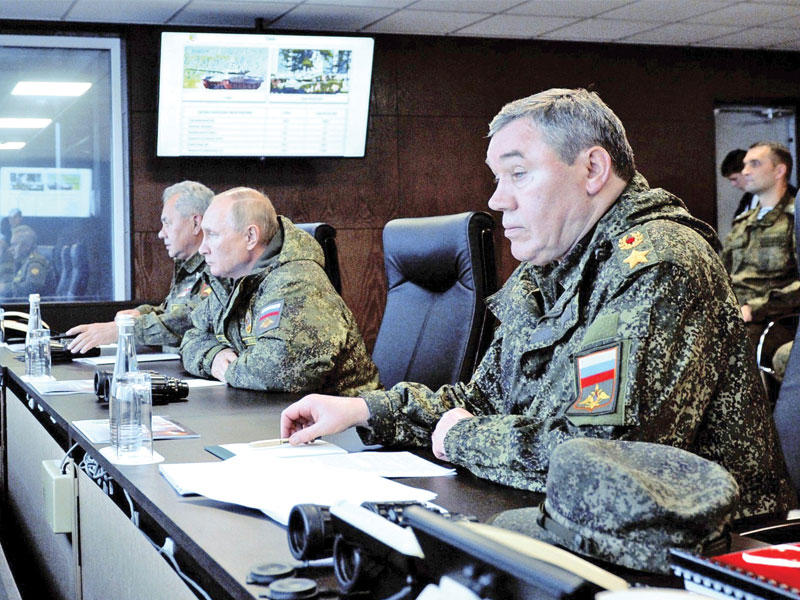 بوتين يتابع «مناورات فوستوك 2022» أمس (د ب أ)