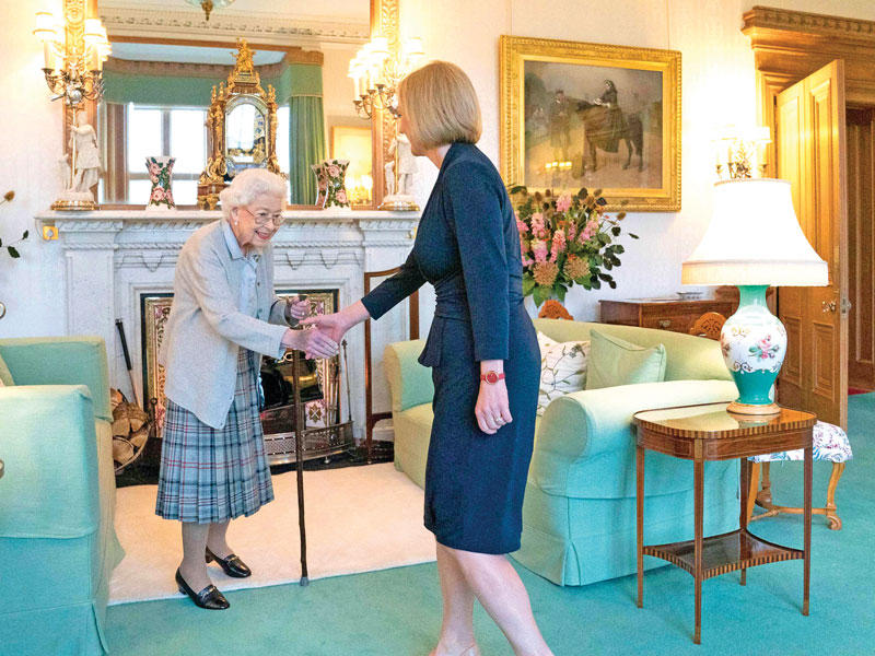الملكة إليزابيث تصافح تراس في بالمورال أمس (أ ف ب)